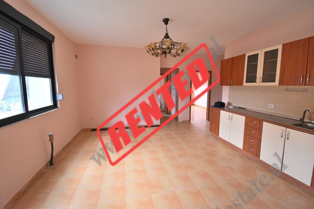 Apartament 3+1 me qira ne rrugen Vllazen Huta prane Ministrise se Jashtme ne Tirane.
Apartamenti nd